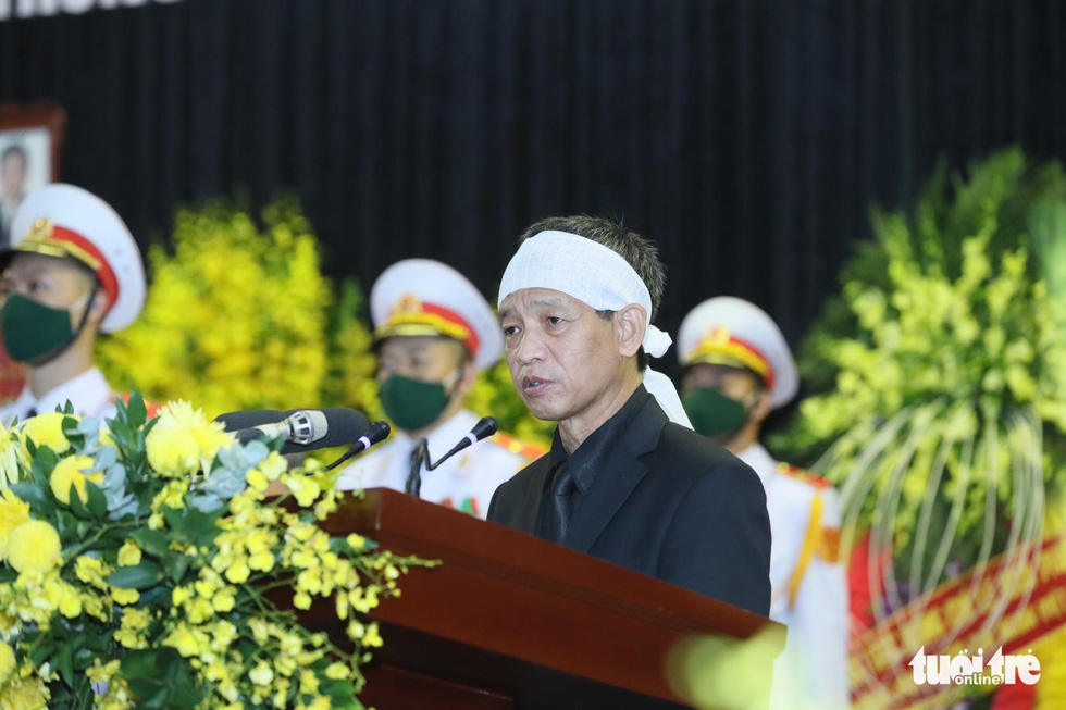Le Minh Dien, son of former Party General Secretary Le Kha Phieu, expresses gratitude to visitors to the former leader's funeral in Hanoi, August 15, 2020. Photo: Nguyen Khanh / Tuoi Tre