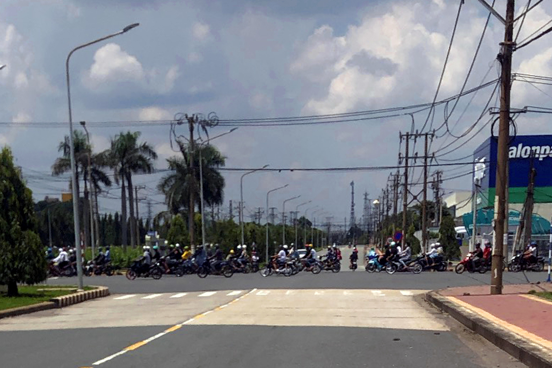 Dozens gather for an illegal motorbike race within the Bien Hoa 2 Industrial Park in Bien Hoa City, Dong Nai Province, Vietnam, August 16, 2020. Photo: B.A. / Tuoi Tre