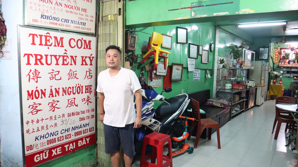 Family restaurants prosper for decades in small Saigon alleys