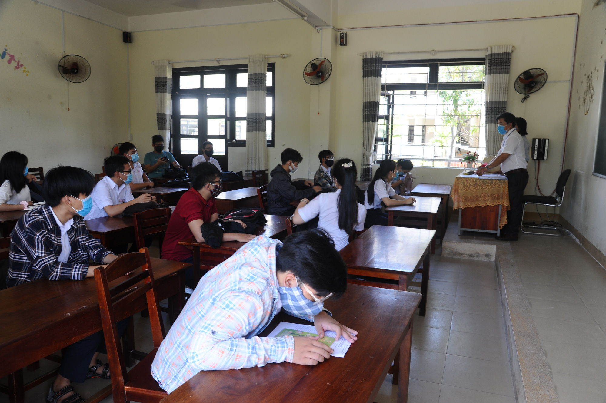 Nearly 1,300 screened after exam supervisor contracts coronavirus in central Vietnam