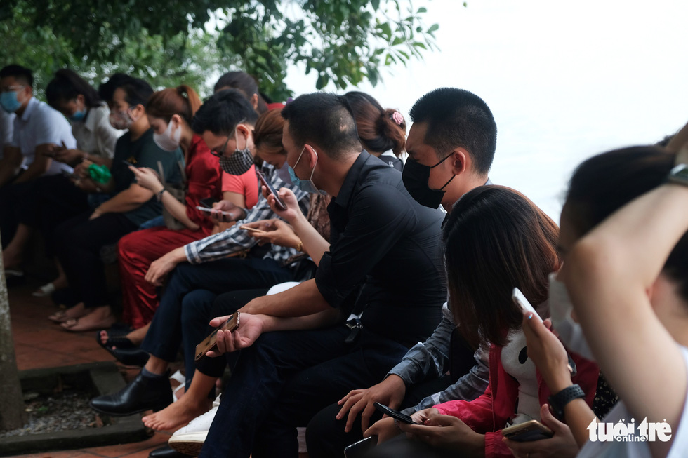Visitors crowd Tay Ho Temple in Tay Ho District, Hanoi, August 19, 2020. Photo: Mai Thuong / Tuoi Tre