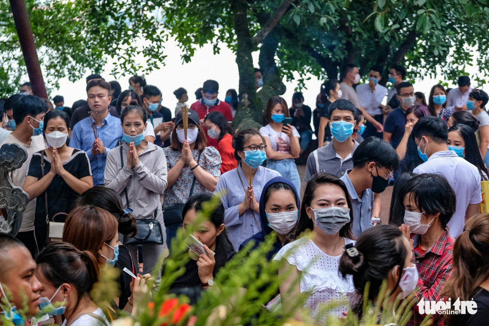 Visitors crowd Tay Ho Temple in Tay Ho District, Hanoi, August 19, 2020. Photo: Nam Tran / Tuoi Tre