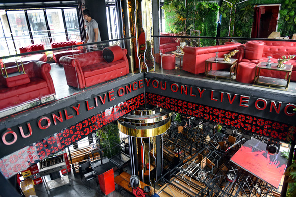 A bar in District 1, Ho Chi Minh City is suspended as per an order for COVID-19 prevention and control. Photo: Quang Dinh / Tuoi Tre
