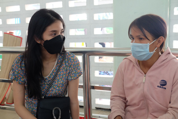 A donor talks with Bui Thi Ngoc Tuoi, wife of Phan Van Tam from southern Tay Ninh Province, who has been in critical health condition after bitten by a big king cobra, at Cho Ray Hospital in Ho Chi Minh City, August 21, 2020. Photo: Vu Thuy / Tuoi Tre
