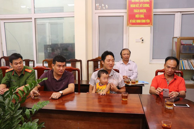 Nguyen Cao Gia Bao is handed back to his family members at the police station in Bac Ninh Province, Vietnam, August 22, 2020. Photo: Phuong Ha / Tuoi Tre