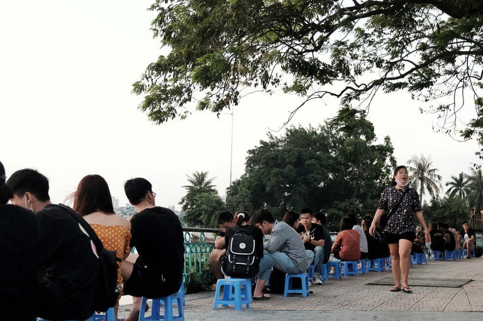 People gather on the banks around West Lake in Tay Ho District, Hanoi, disregarding the city’s orders to avoid large gatherings to stop the spread of novel coronavirus disease (COVID-19), August 23, 2020. Photo: Mai Thuong / Tuoi Tre