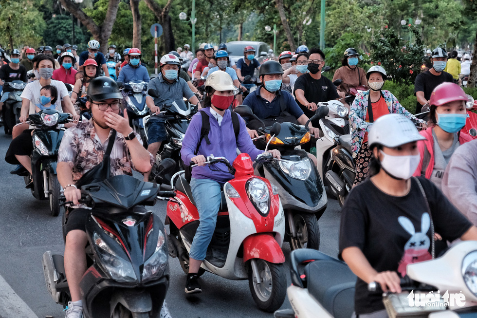 Traffic becomes congested on a street around West Lake in Tay Ho District, Hanoi, as people disregard the city’s no-large-gathering appeal to avoid the spread of novel coronavirus disease (COVID-19), August 23, 2020. Photo: Mai Thuong / Tuoi Tre
