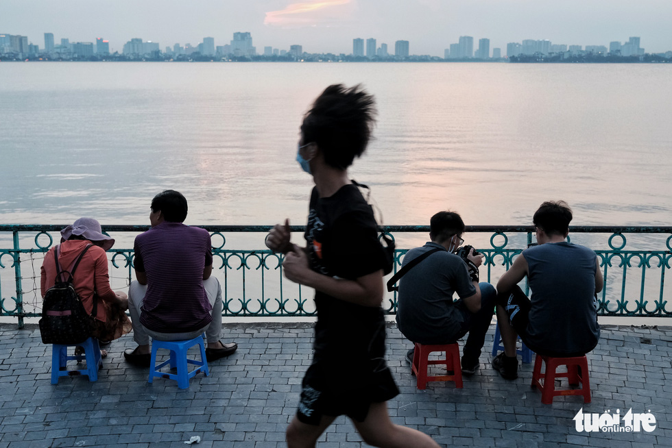 People gather on the banks around West Lake in Tay Ho District, Hanoi, disregarding the city’s orders to avoid large gatherings to stop the spread of novel coronavirus disease (COVID-19), August 23, 2020. Photo: Mai Thuong / Tuoi Tre