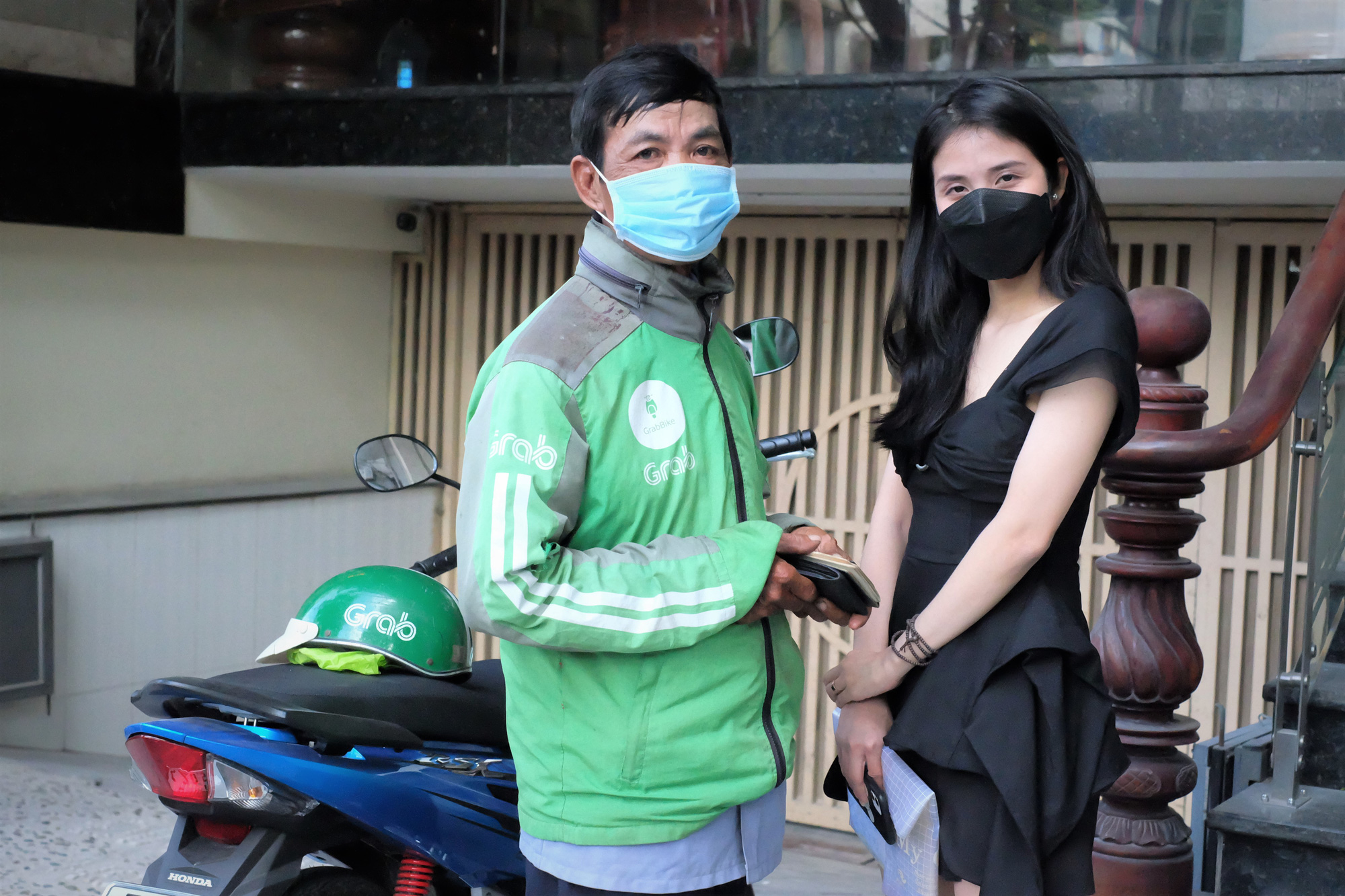 Nguyen Do Truc Phuong (right) and Hai, a poor motorbike taxi driver she helped raise money for in Ho Chi Minh City, are seen in a photo. Photo: Vu Thuy / Tuoi Tre