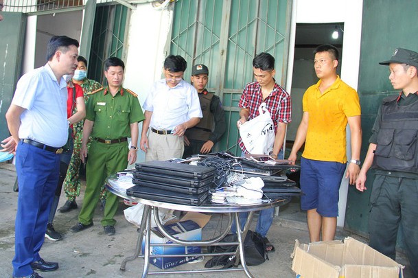 Many electronic devices are confiscated after the arrests of 21 wanted Chinese nationals in Lao Cai Province, Vietnam, August 24, 2020. Photo: Quynh Trang / Tuoi Tre