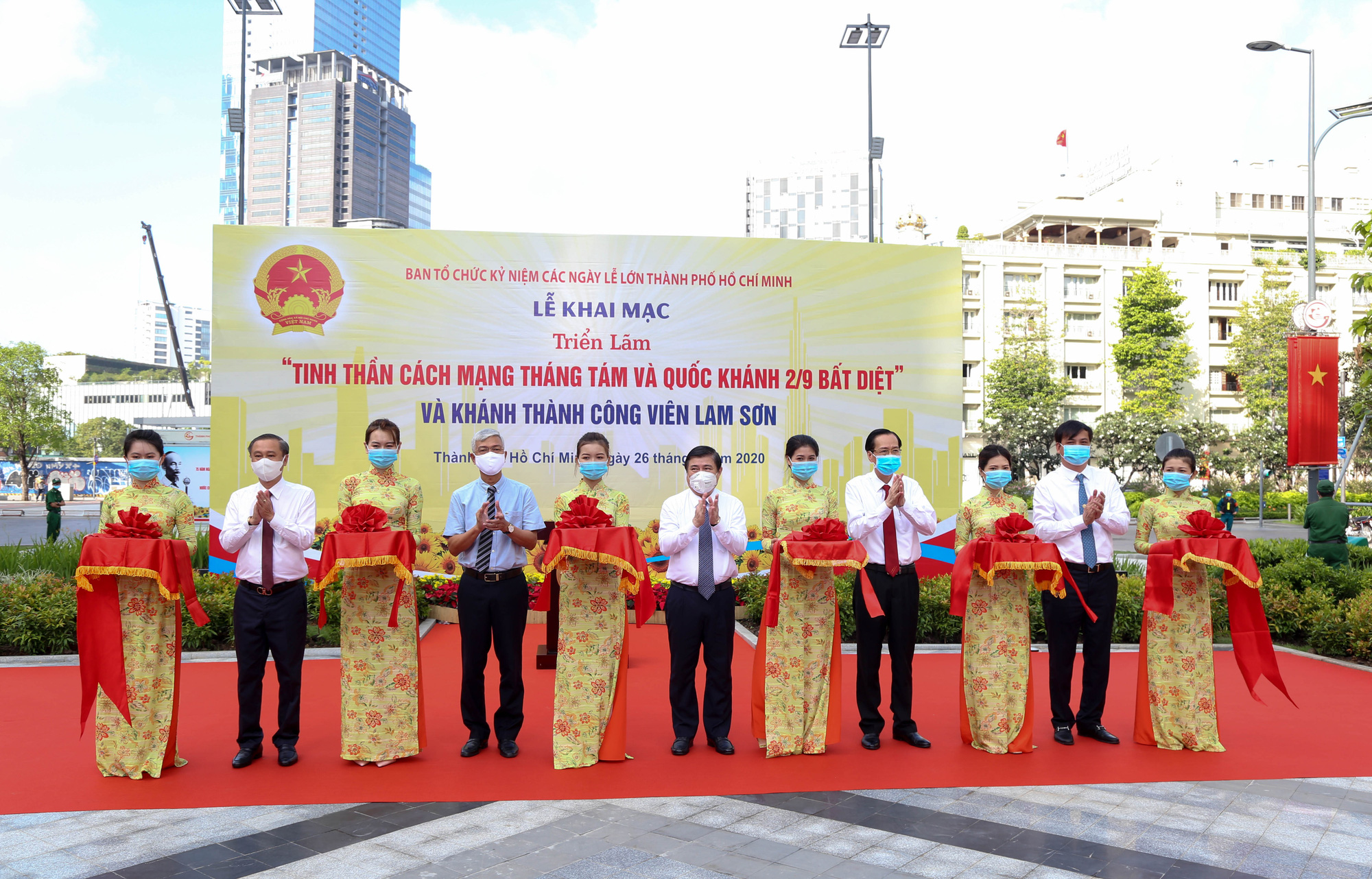 Ho Chi Minh City officials cut the ribbon to inaugurate the restored Lam Son Park and open a photo exhibition to celebrate Vietnam’s 75th National Day, August 26, 2020. Photo: Thao Le / Tuoi Tre