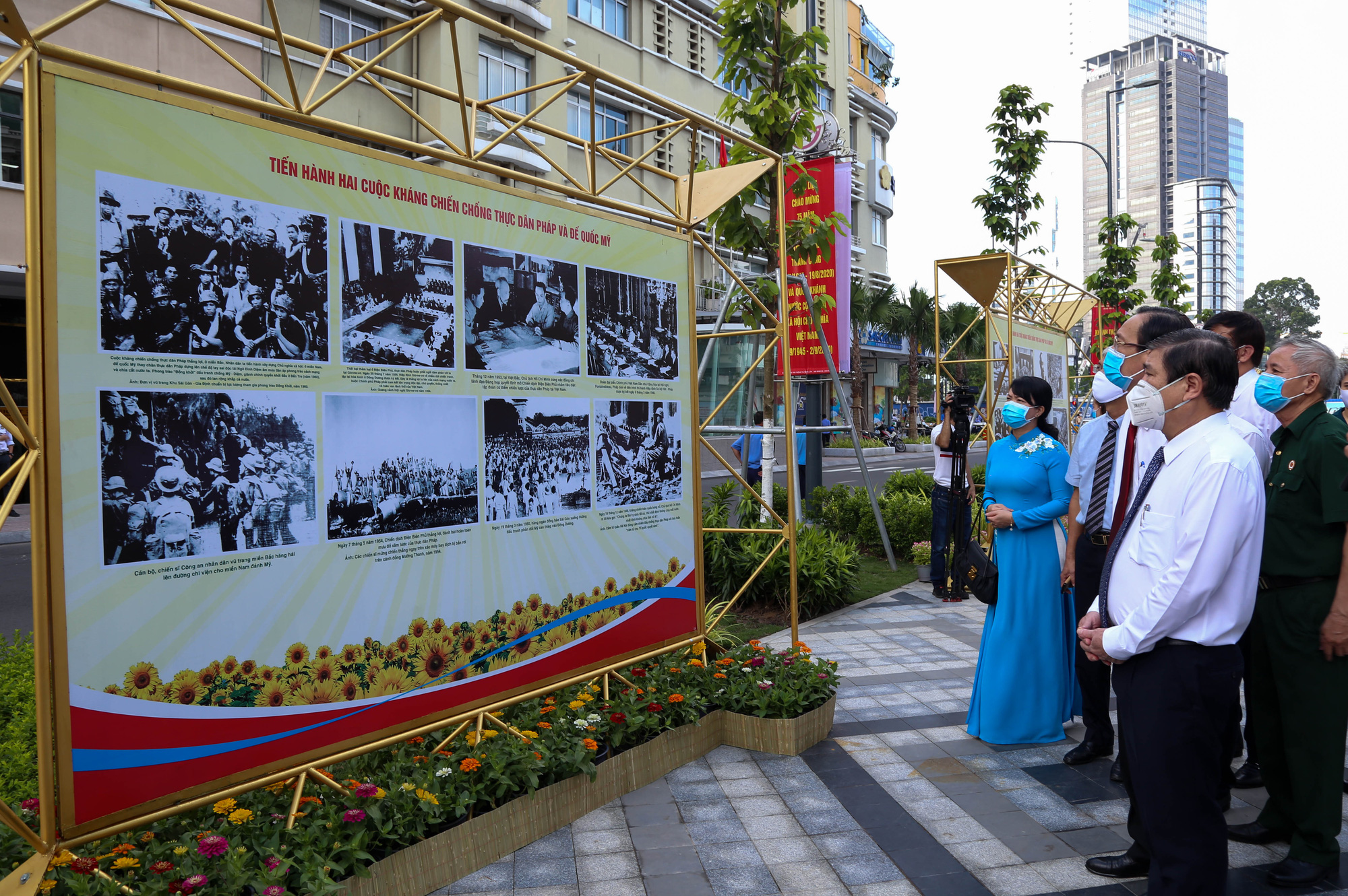 Ho Chi Minh City officials view photos displayed at an exhibition at Lam Son Park in District 1, Ho Chi Minh City, Vietnam, August 26. Photo: Thao Le / Tuoi Tre
