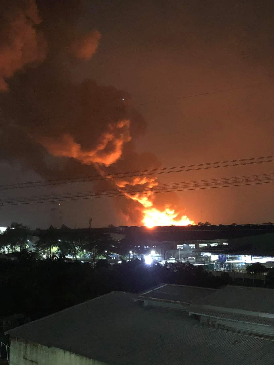 A massive plume of smoke rises from the burned warehouse at Tan Tao Industrial Park in Binh Tan District, Ho Chi Minh City, August 26, 2020. Photo: Minh Hoa / Tuoi Tre