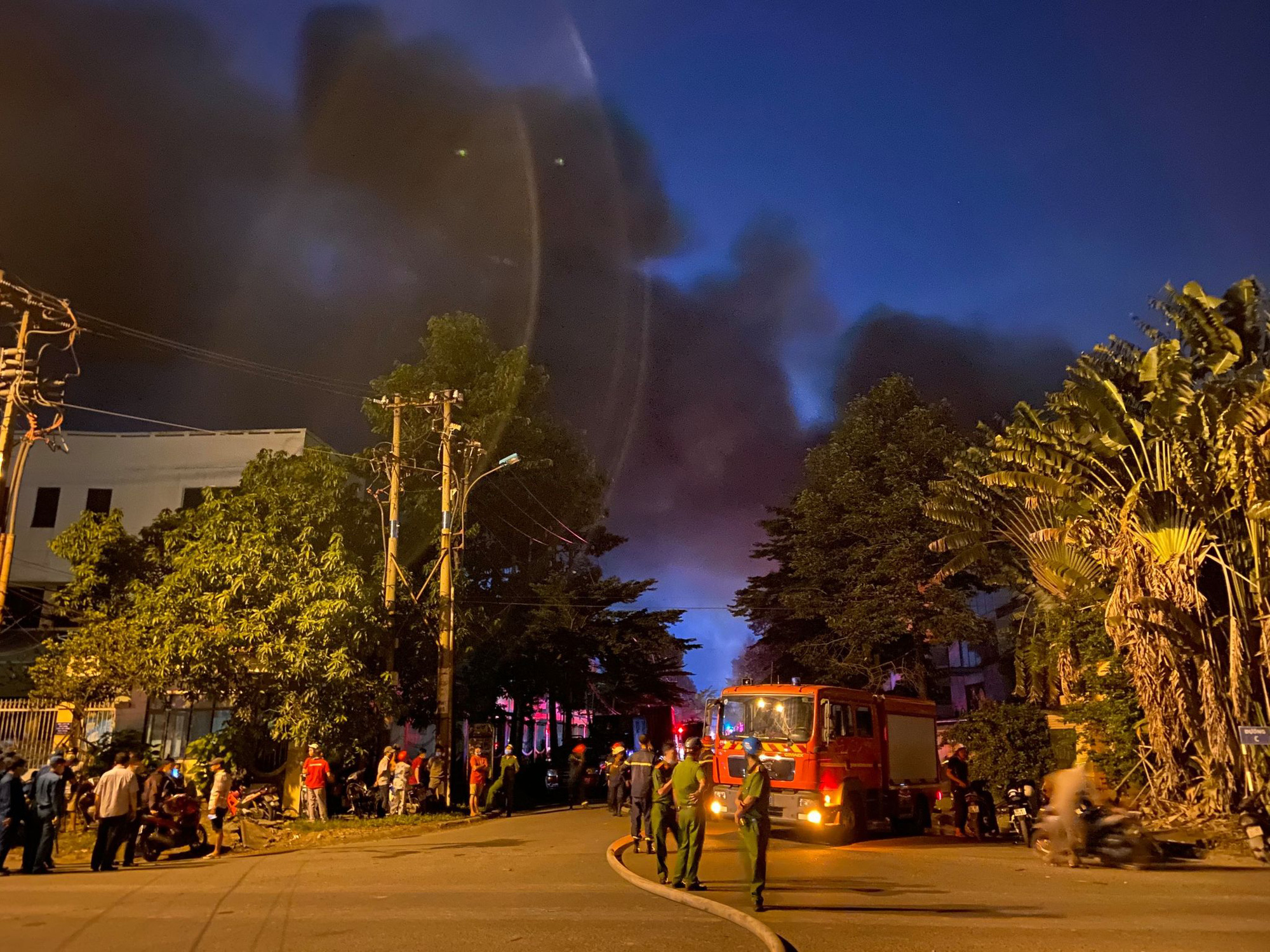 Police officers and firefighters cordon off an area where a fire broke out at a warehouse at Tan Tao Industrial Park in Binh Tan District, Ho Chi Minh City, August 26, 2020. Photo: Minh Hoa / Tuoi Tre