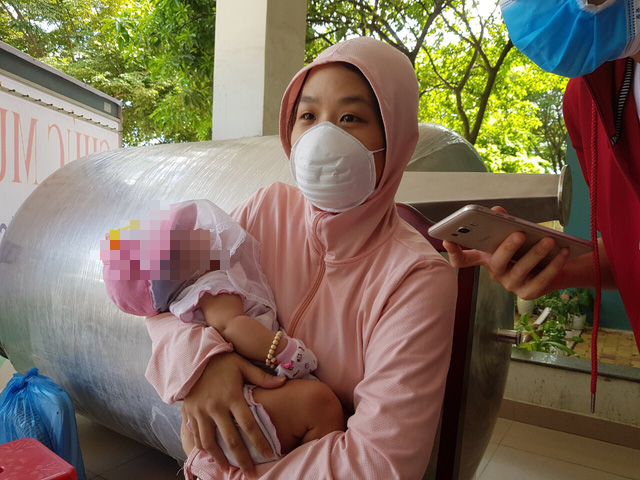 A two-month-old COVID-19 patient is discharged from Hoa Vang Field Hospital in Da Nang City, Vietnam, August 26, 2020. Photo: Quynh Chung / Tuoi Tre