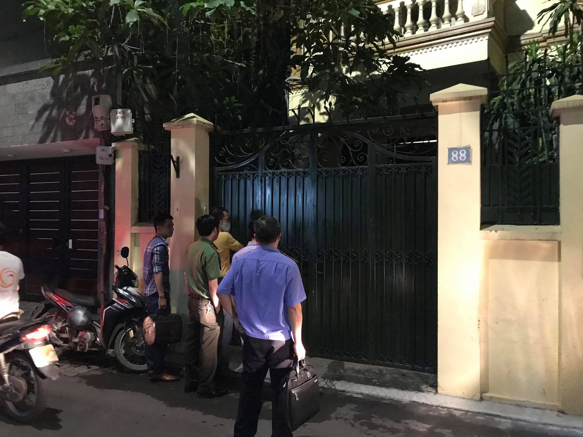 Authorities search the residence of Nguyen Duc Chung, chairman of the People's Committee of Hanoi, August 28, 2020. Photo: Danh Trong / Tuoi Tre