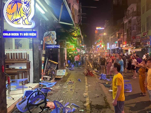 The scene where a police car dashed to a number of people, motorbikes, tables and chairs on Bui Vien Street, District 1, Ho Chi Minh City, August 28, 2020 is seen in this photo uploaded on Facebook.