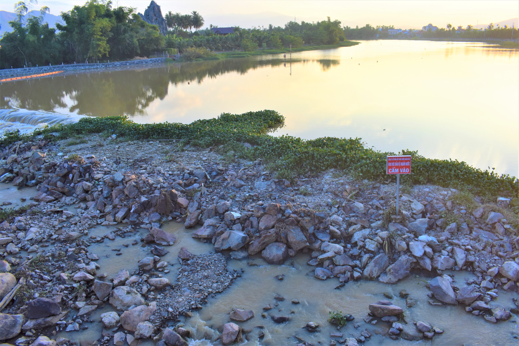 The existing temporary dam at Vinh Phuong Bridge, which is made of stacked gabion baskets and rocks, would be dismantled in the near future when the new dam is completed in Nha Trang City, Khanh Hoa Province, Vietnam. Photo: Minh Chien / Tuoi Tre