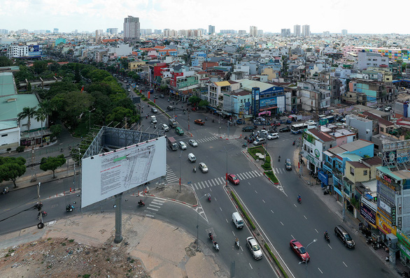An aerial view of the Bay Hien intersection, which is in the site clearance plan for the construction of metro line No. 2, in Tan Binh District, Ho Chi Minh City. Photo: Tu Trung / Tuoi Tre