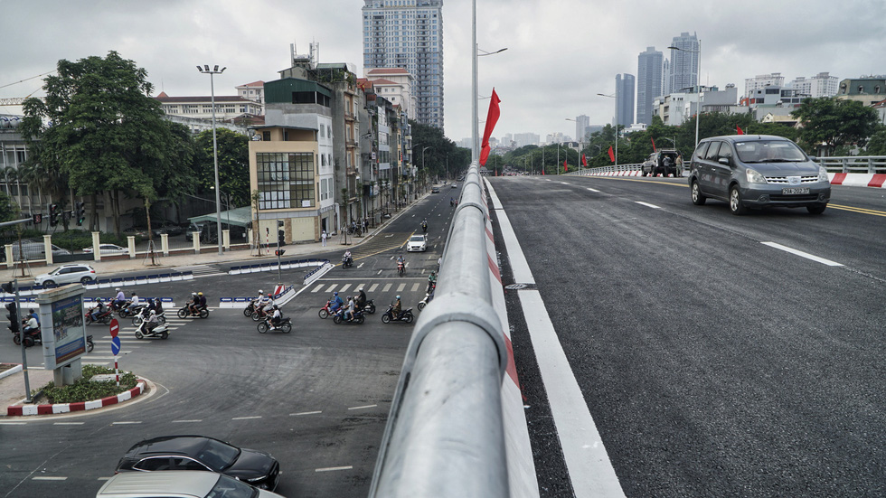 Vehicles run on the Nguyen Van Huyen — Hoang Quoc Viet overpass in Cau Giay District, Hanoi on its opening day, August 28, 2020. Photo: Pham Tuan / Tuoi Tre