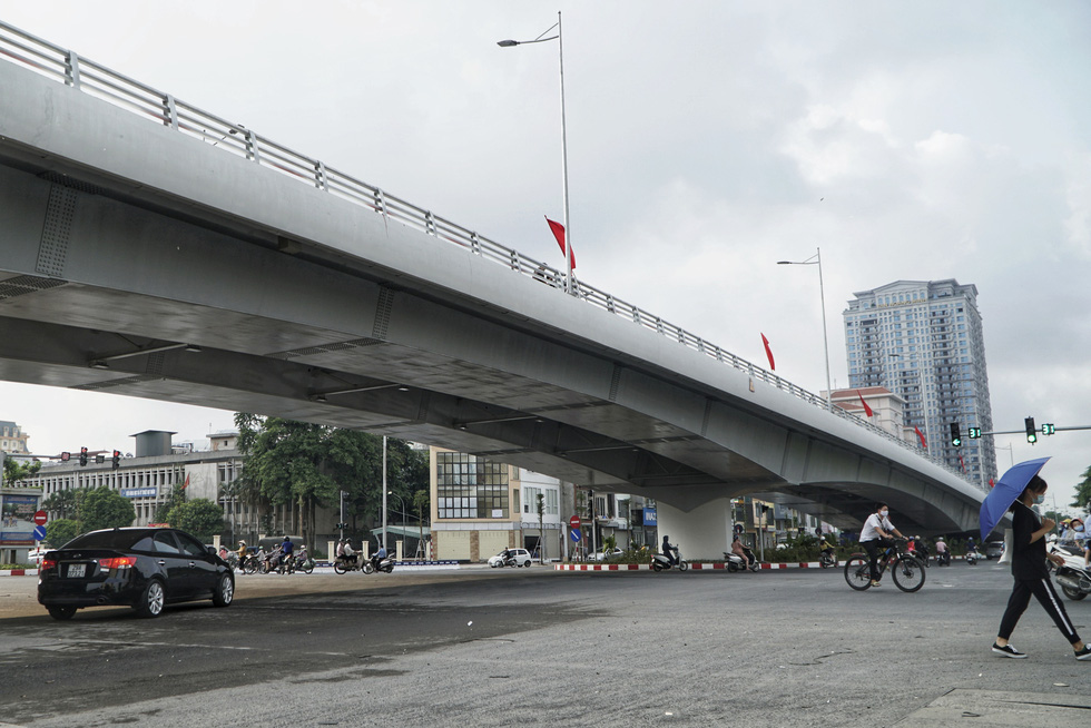Vehicles run on the ground-level road under the Nguyen Van Huyen — Hoang Quoc Viet overpass in Cau Giay District, Hanoi, August 28, 2020. Photo: Pham Tuan / Tuoi Tre