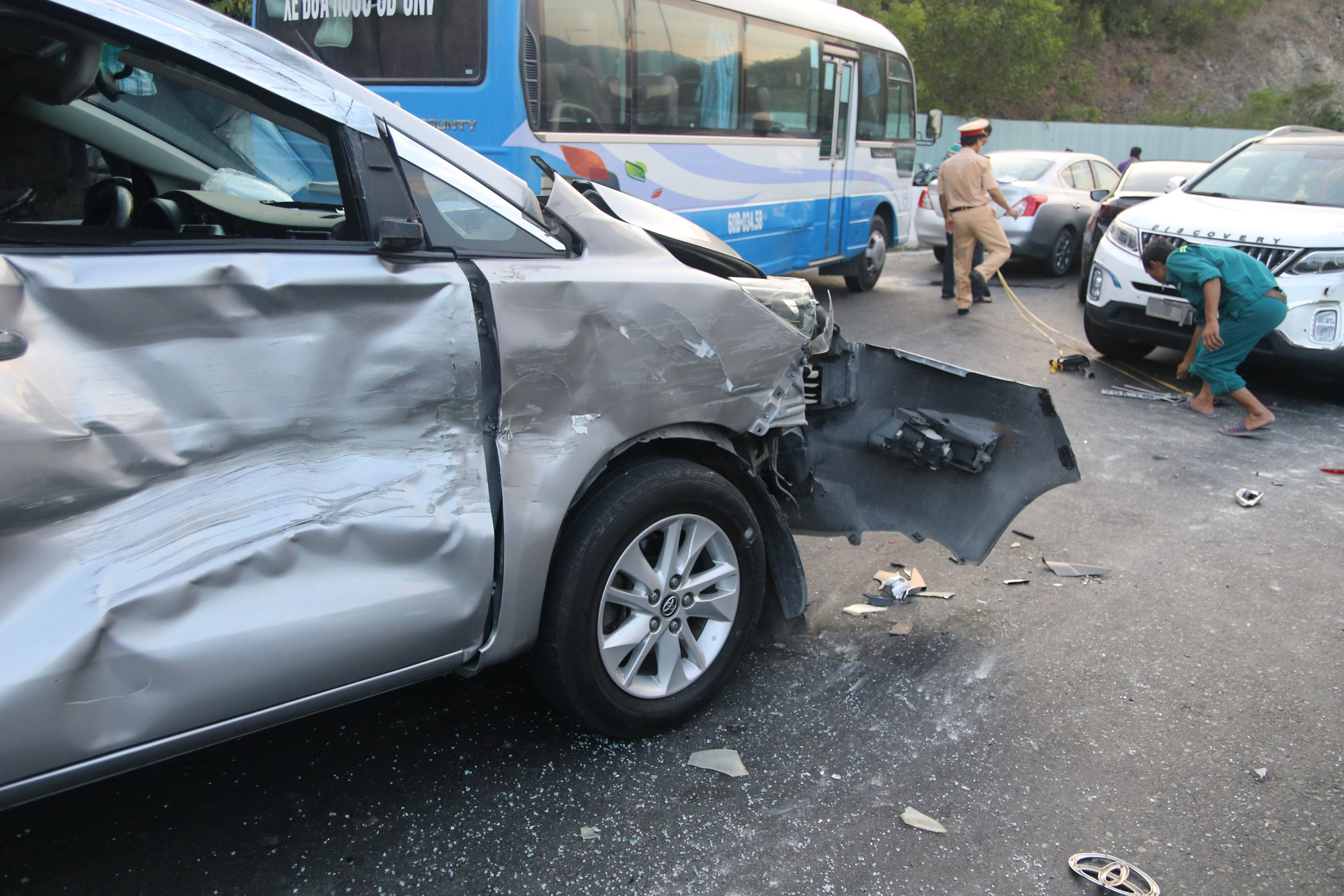 Multiple vehicles are damaged in a pile-up on the Cu Hin mountain pass in Nha Trang City, Khanh Hoa Province, Vietnam, August 30, 2020. Photo: Phan Song Ngan / Tuoi Tre