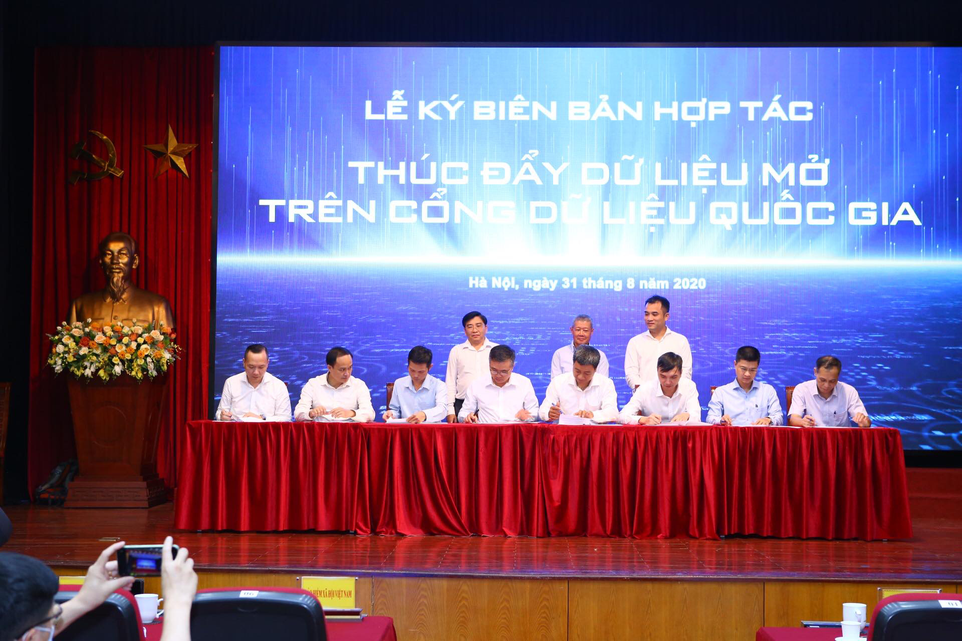 Officials attend the launch ceremony of Vietnam's national data portal in Hanoi, August 31, 2020. Photo: Thanh Ha / Tuoi Tre