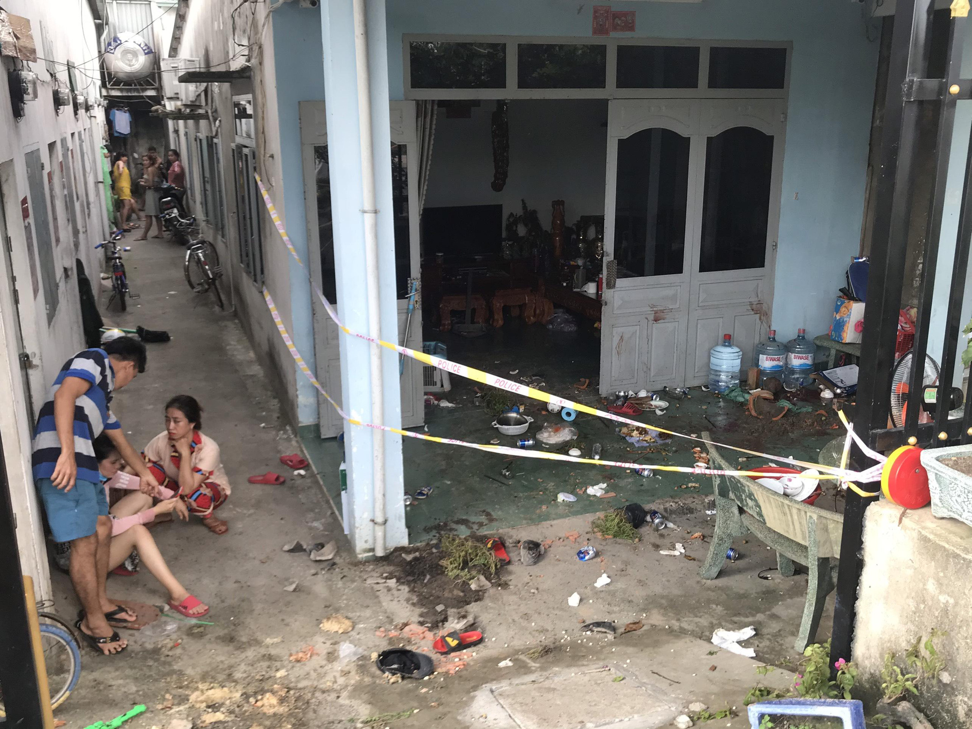 The house where a man and his adolescent daughter were attacked by a group of bikers in Thuan An City, Binh Duong Province, Vietnam is sealed off for scene investigation, September 2, 2020. Photo: Tuan Duy / Tuoi Tre