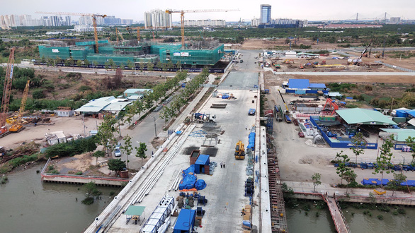 Work is underway to build approach roads for the under-construction Thu Thiem 2 Bridge, linking Ho Chi Minh City’s District 1 and District 2, September 3, 2020. Photo: Van Binh / Tuoi Tre
