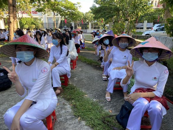 Students attend a school-opening ceremony at Nguyen Binh Khiem High School in Quang Nam Province, September 5, 2020. Photo: Le Trung / Tuoi Tre