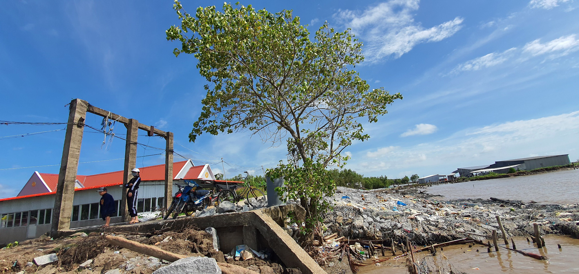 A residential area affected by coastal erosion in Ca Mau Province, Vietnam. Photo: Chi Quoc / Tuoi Tre