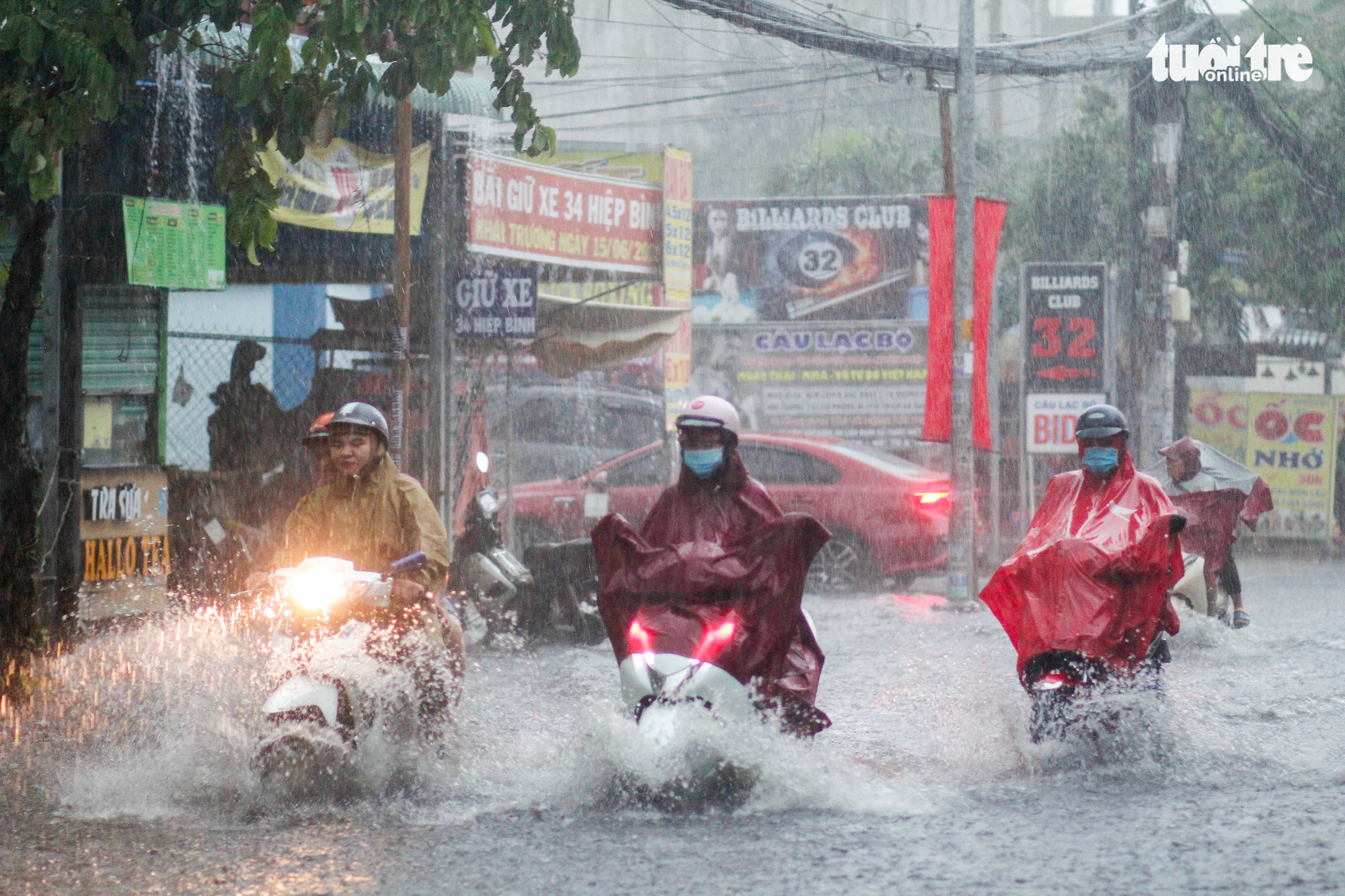 Commuters travel on a flooded street after heavy rain in Ho Chi Minh City, Vietnam September 6, 2020. Photo: Chau Tuan / Tuoi Tre
