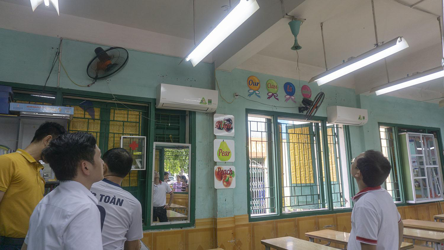 Education officials inspect the scene of an accident where a ceiling fan fell on a student in a classroom at Kim Dong Primary School in Lao Cai Province, Vietnam, September 10, 2020. Photo: V.Tuan / Tuoi Tre
