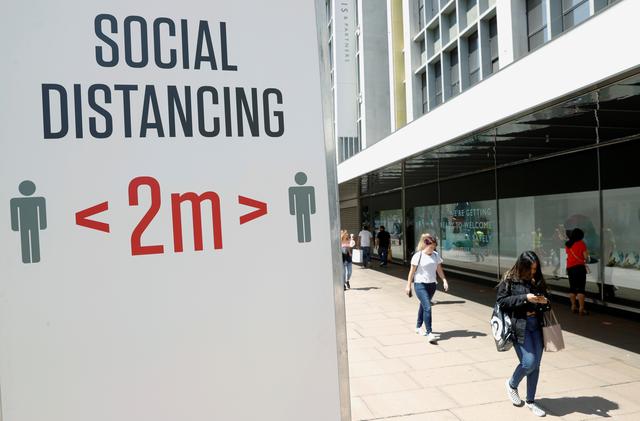A social distancing sign is seen in Oxford Street, as the outbreak of the coronavirus disease (COVID-19) continues, in London, Britain June 22, 2020. Photo: Reuters