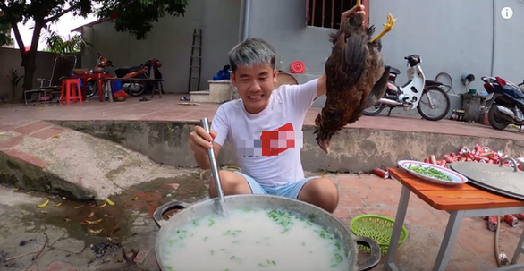 Vietnamese YouTubers blasted for graphic videos of live animal eating |  Tuoi Tre News