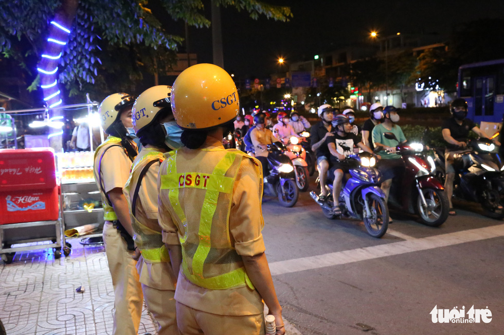 Policewomen of an all-female escort team stand at a checkpoint to handle traffic violation cases in Ho Chi Minh City, September 9, 2020. Photo: Minh Hoa / Tuoi Tre