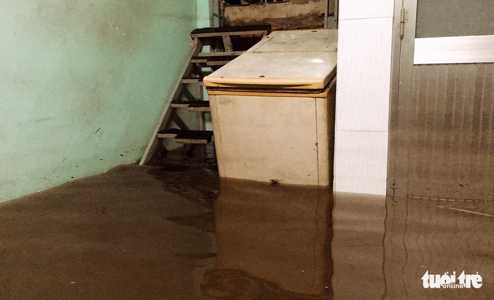 A house is flooded after a heavy rain in Thu Duc District,  Ho Chi Minh City, September 11, 2020. Photo: Chau Tuan / Tuoi Tre