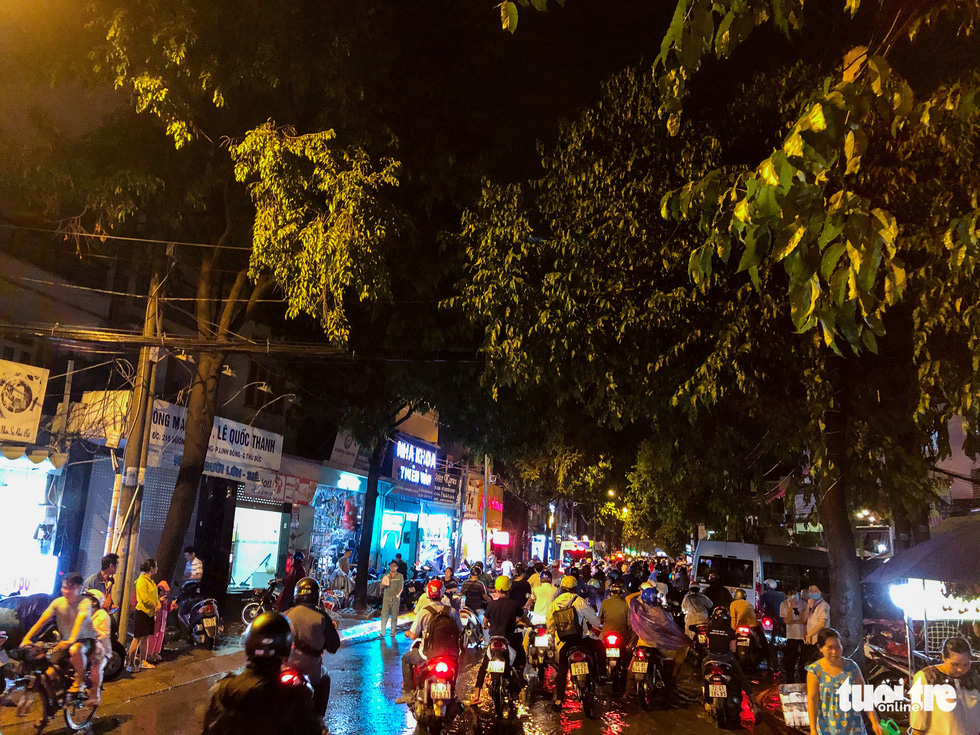 A traffic congestion after a heavy rain on Linh Dong Street in Thu Duc District,  Ho Chi Minh City, September 11, 2020. Photo: Chau Tuan / Tuoi Tre