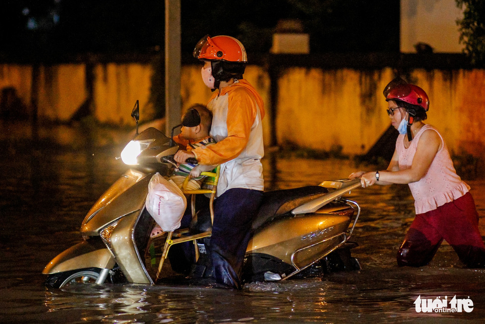 A scooter breaks down on a flooded street after a heavy rain in Ho Chi Minh City, September 11, 2020. Photo: Chau Tuan / Tuoi Tre