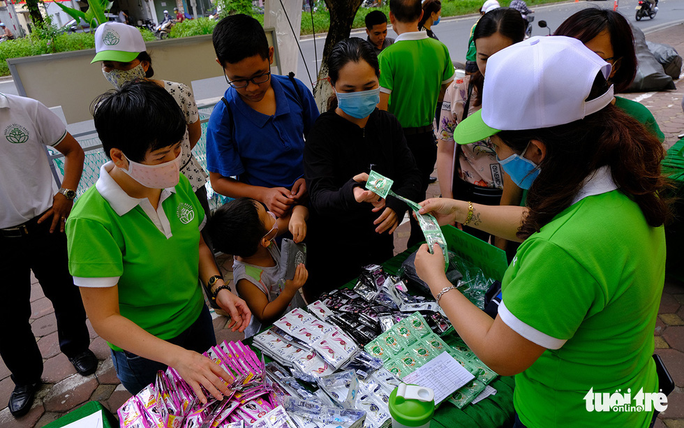 People exchange sorted trash for shampoo and shower gel at an URENCO exchange point in Dong Da District, Hanoi, September 12, 2020. Photo: Ha Thanh / Tuoi Tre
