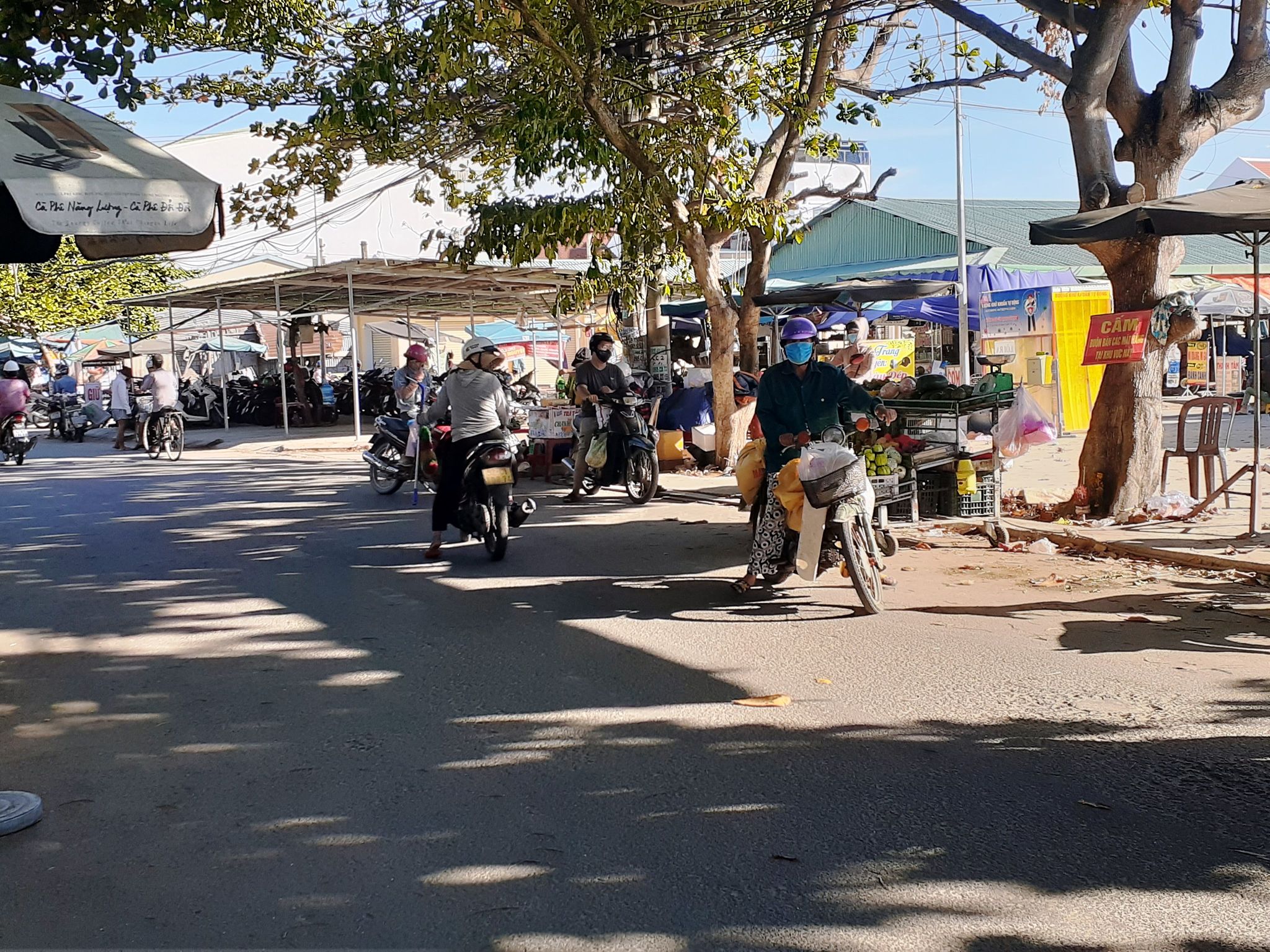 People gather at a market in Hoi An, Quang Nam Province, Vietnam, September 13, 2020. Photo: Stivi Cooke