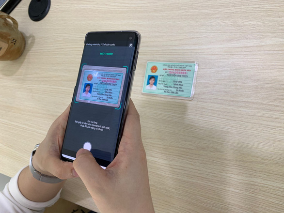 A user uses VNPT eKYC to verify an ID card.