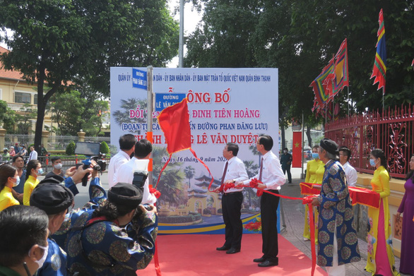 Ho Chi Minh City’s leaders attend the ceremony renaming Dinh Tien Hoang Street as Le Van Duyet Street in Binh Thanh District, Ho Chi Minh City, September 16, 2020. Photo: T.T.D. / Tuoi Tre