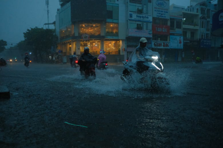 A street is flooded due to heavy rain in Da Nang City, Vietnam, September 18, 2020. Photo: Tan Luc / Tuoi Tre