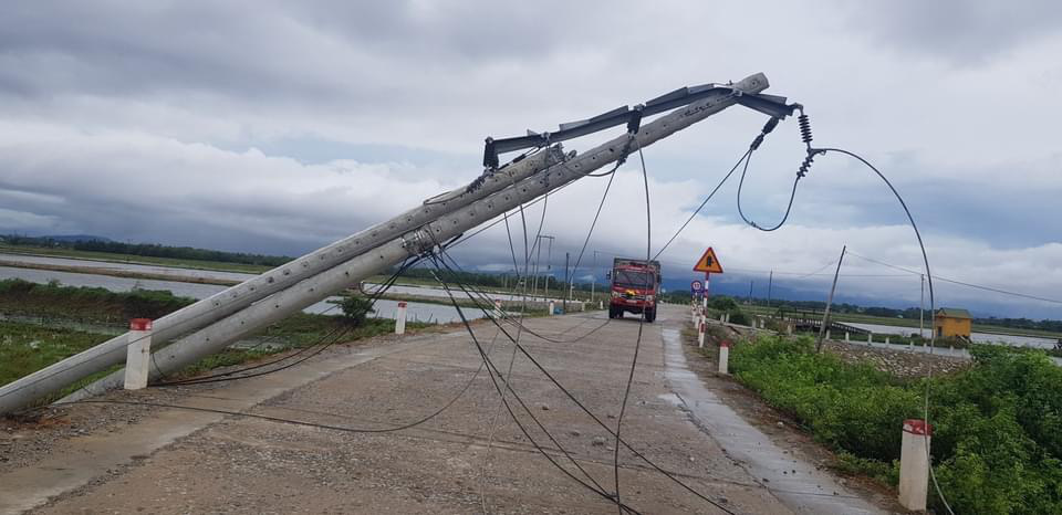 A utility pole is broken in Thua Thien-Hue Province Vietnam, September 18, 2020. Photo: C.P.C. / Tuoi Tre