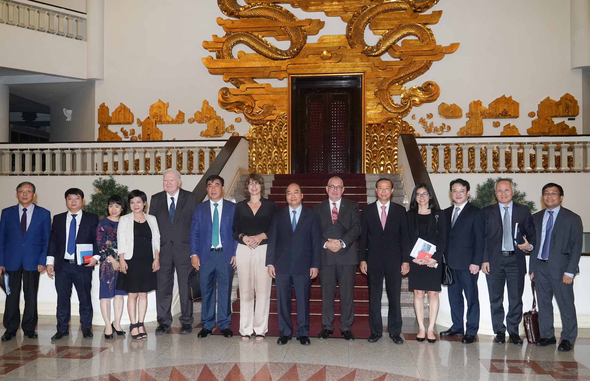 Vietnamese Prime Minister Nguyen Xuan Phuc (seventh right) hosts a reception for Dutch and Belgian Ambassadors, Elsbeth Akkerman (seventh left) and Paul Jansen (sixth right), along with EU investors in Hanoi, September 16, 2020 Photo: Vietnam Government Portal