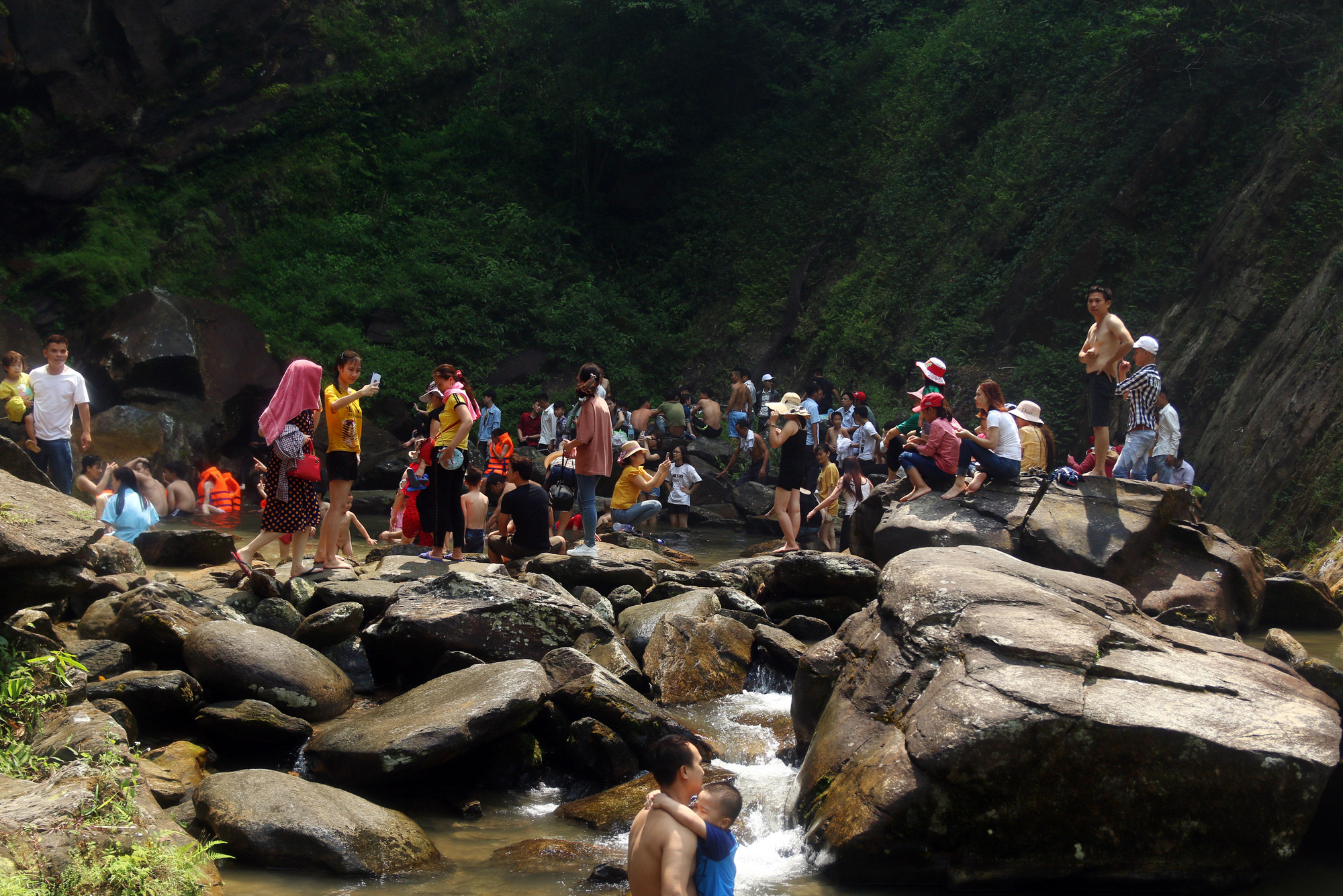 Visitors enjoy Kem Waterfall in Nghe An Province, Vietnam. Photo: Dao Tho