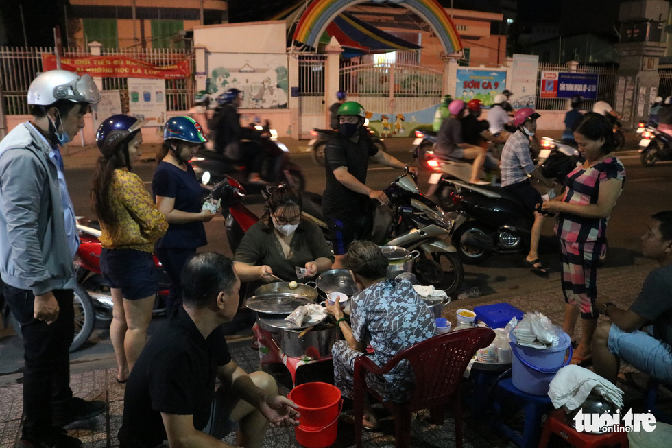Sau’s chè (a Vietnamese sweet dessert) stall not only attracts young people but also older customers. Photo: Ngoc Phuong / Tuoi Tre