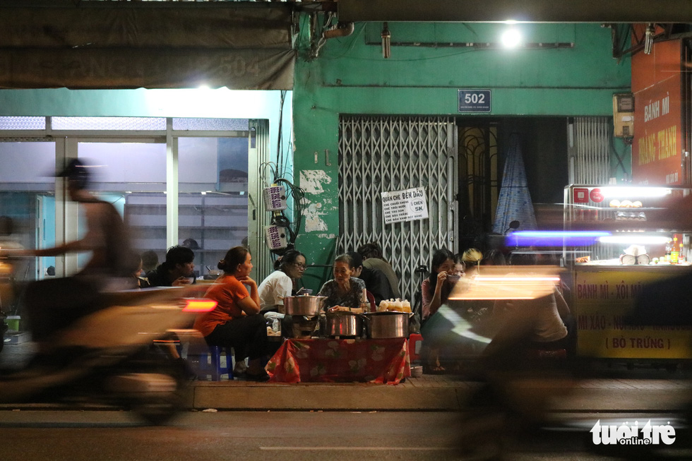 Sau’s 'chè' (a Vietnamese sweet dessert) stall is seen on the sidewalk of Nguyen Kiem Street in Ho Chi Minh City’s Phu Nhuan District. Photo: Ngoc Phuong / Tuoi Tre