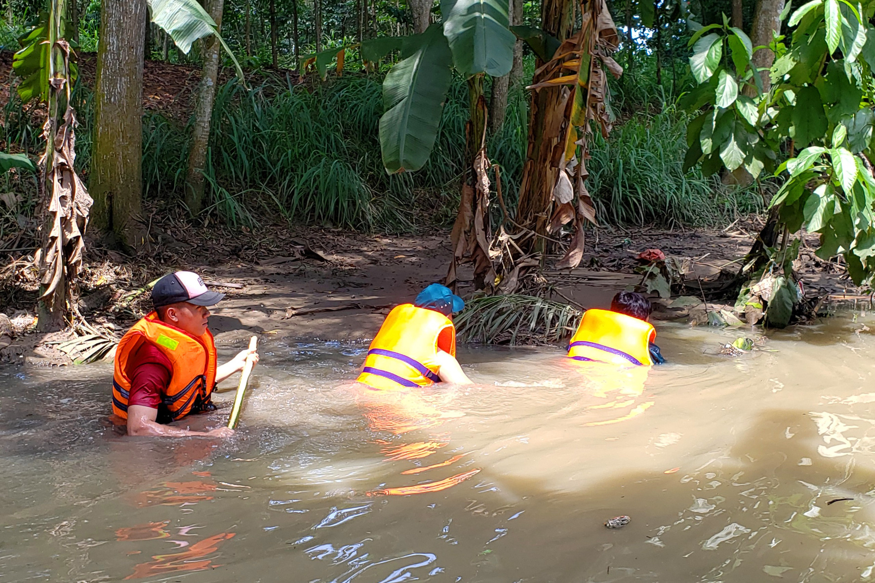 Rescuers search for Tran Thi Mung in Dong Nai Province, Vietnam, September 22, 2020. Photo: A Loc / Tuoi Tre